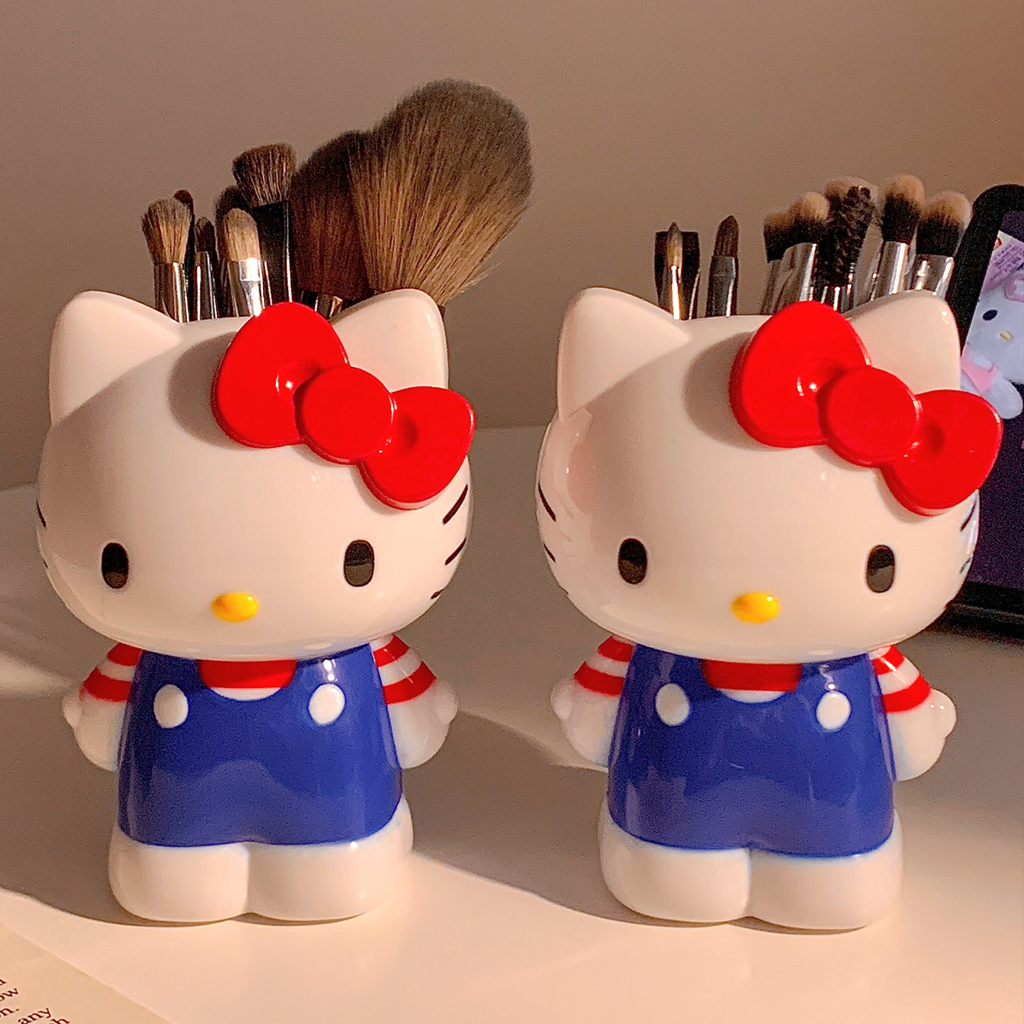 可爱KT猫化妆刷收纳筒学生桌面