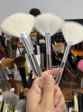 刷酶的羊毛扇形化妆刷  也可以刷余粉 高光 腮红和定妆