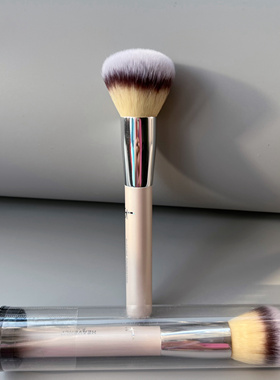 It cosmetics 圆头定妆刷 粉底刷 散粉刷 矿物质粉刷W11A