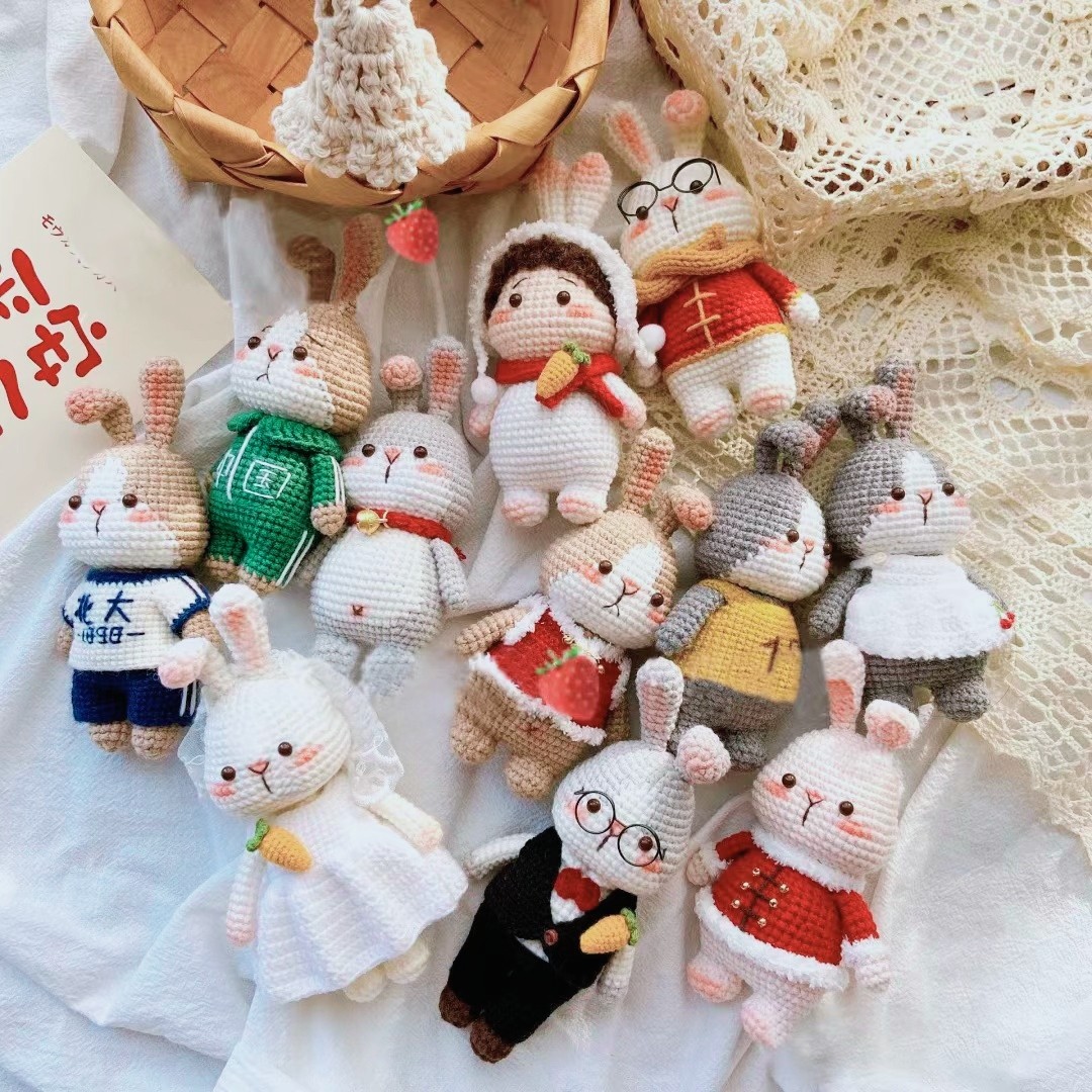 手工钩织兔年兔子军团毛线diy材料包新年礼物成品喜庆钥匙扣挂件