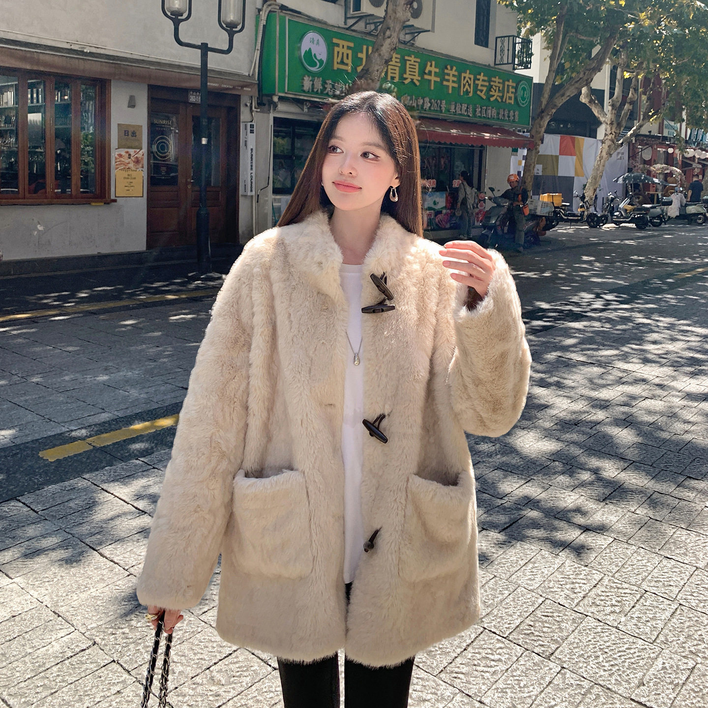 2025冬季新款休闲牛角扣水貂绒皮毛一体中长款皮草外套女毛毛大衣