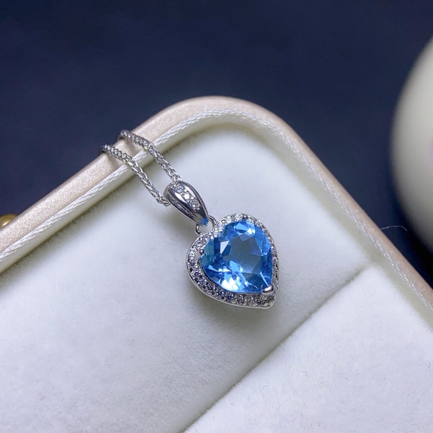 realtreasure托帕石吊坠,主石尺寸8*8mm。925银心形清新简约百搭