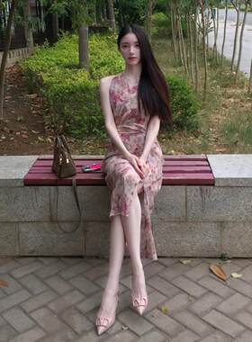 粉色碎花挂脖吊带连衣裙2