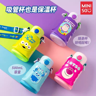 MINISO名创优品草莓熊三眼仔保温杯男女学生高颜值吸管背带水杯子