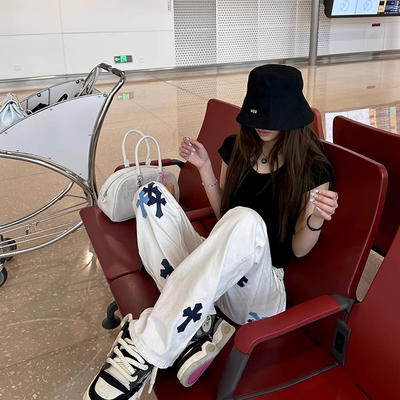 假日】十字皮标宽松破洞牛仔裤