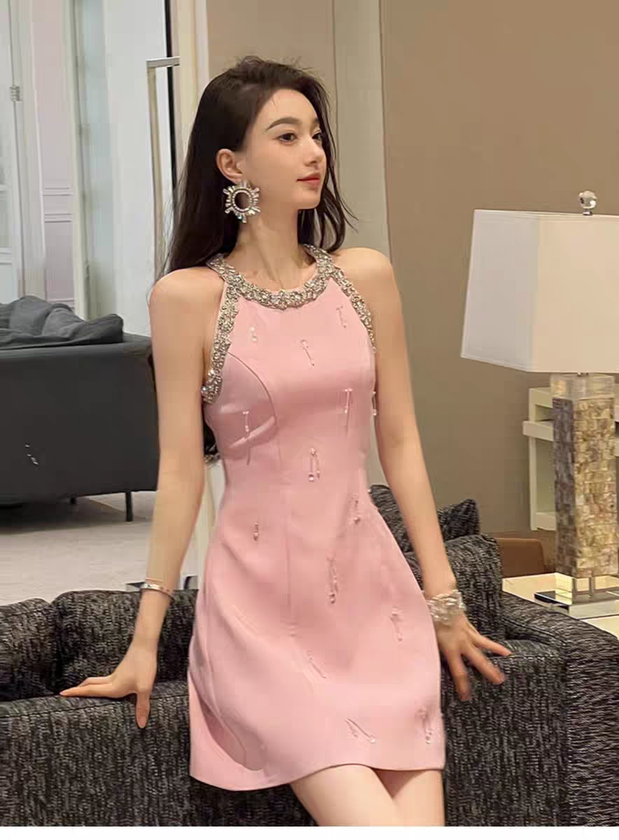 温柔风钉珠宴会礼服裙轻奢小众高端设计感名媛气质露肩流苏连衣裙