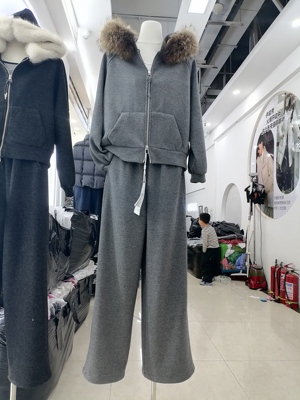 2025冬欧韩休闲运动套装女短款宽松小个子保暖加绒连帽卫衣两件套