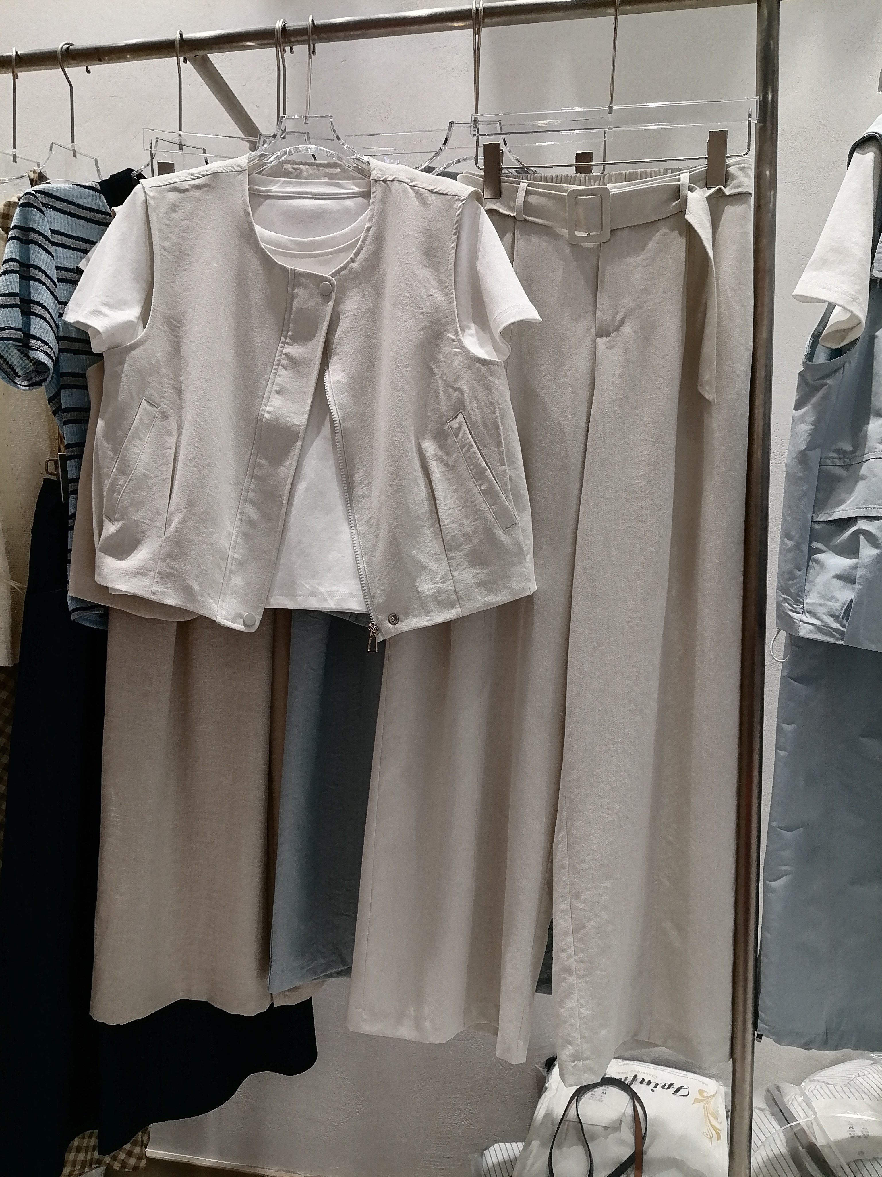 2026春欧韩时尚套装女短袖T恤棉麻马甲阔腿裤宽松显瘦百搭三件套