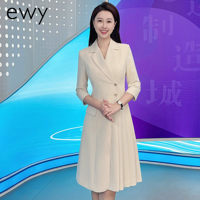 夏季米白色西装连衣裙短袖设高级