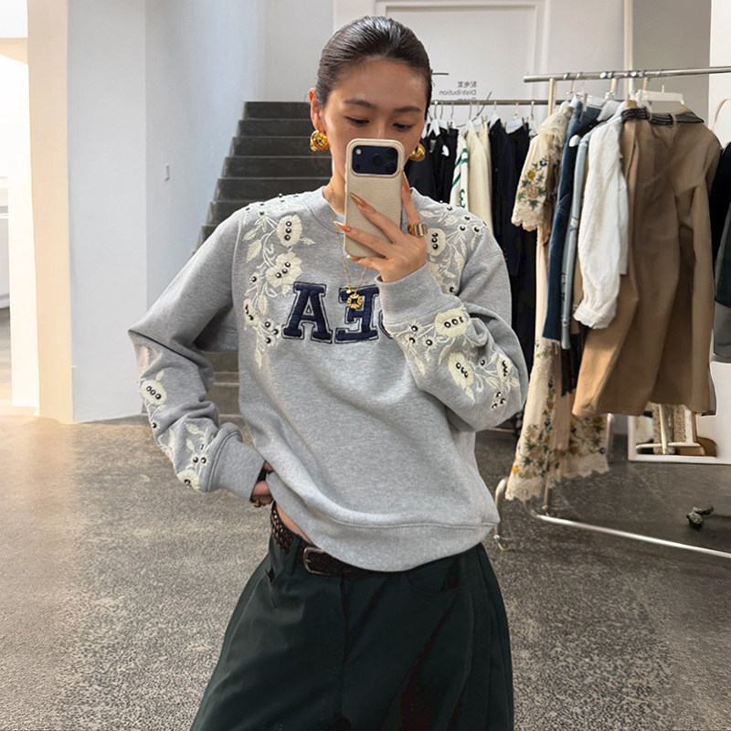 法单小众 2026秋冬立体花卉刺绣logo圆领薄绒宽松款套头卫衣女