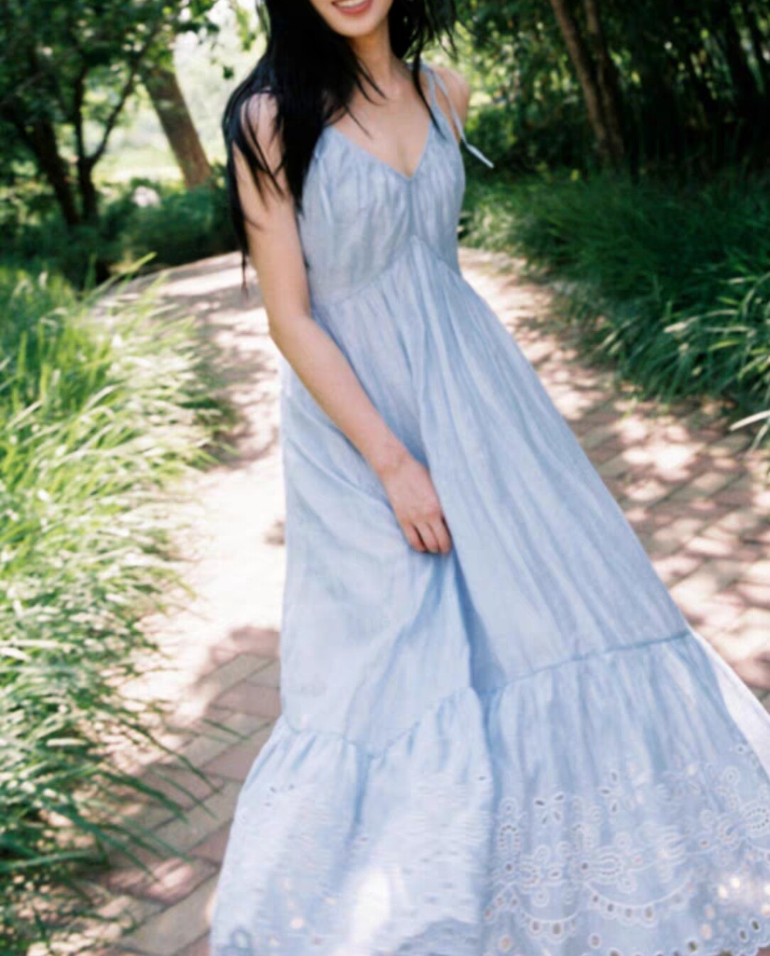 张婧仪同款蓝色镂空刺绣吊带连衣裙夏季超仙飘逸度假风气质长裙
