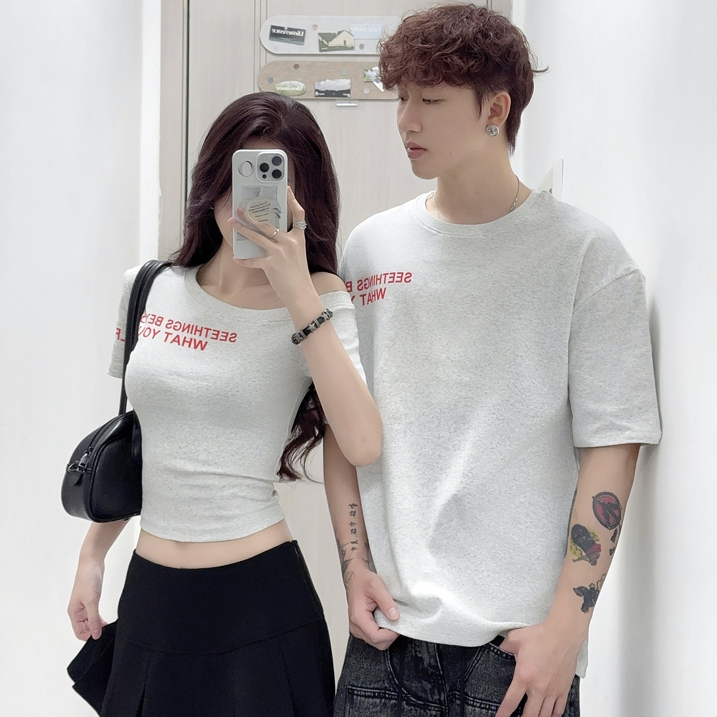 小众设计感情侣装夏季2025韩版露肩短袖T恤女修身正肩上衣男潮ins