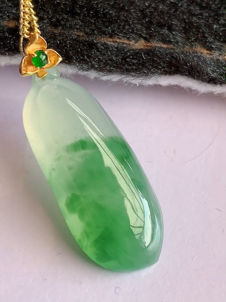 高冰飘绿翡翠福瓜吊坠 18K金镶缅甸玉瓜挂件 天然A货冰种阳绿福瓜