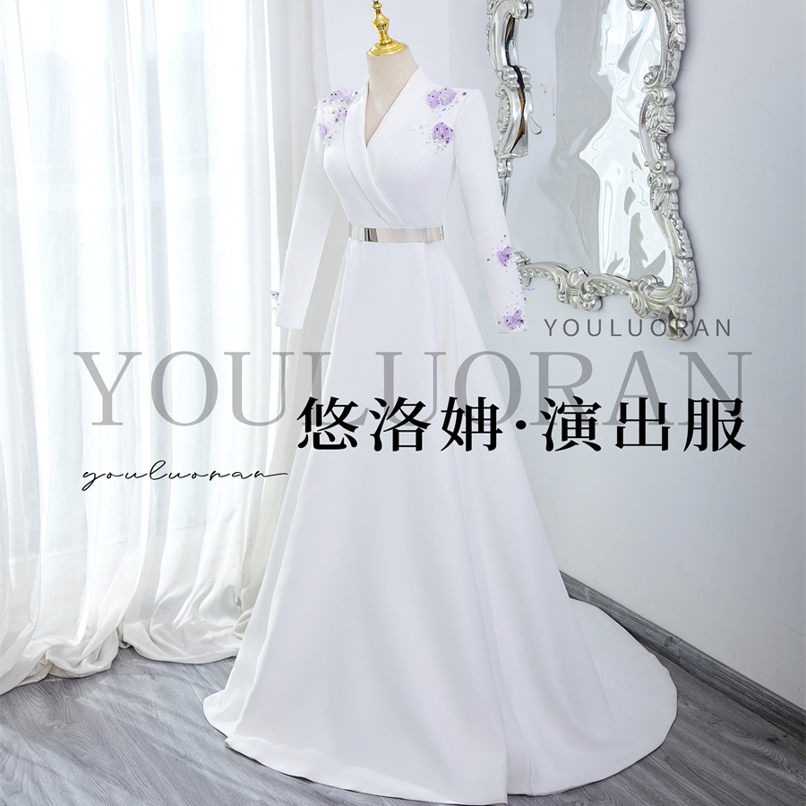 悠洛姌白色主持人刺绣款礼服