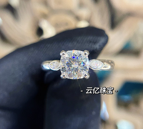 古董珠宝款女士钻戒 进口垫型莫桑石 马眼点缀复古风精工钻石戒指
