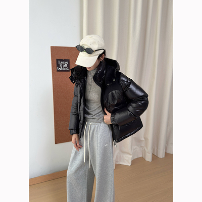 复古潮流拼接款鹅绒服质感面料肩领撞色设计冬季休闲保暖兼具时尚