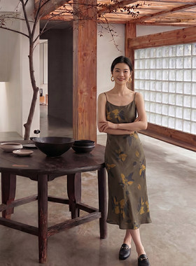 深棕榆树叶印花吊带连衣裙女夏季垂感缎面长裙气质显瘦复古中长裙