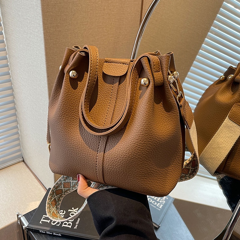 包包女2024新款复古时尚简约质感水桶包百搭纯色单肩斜挎通勤包