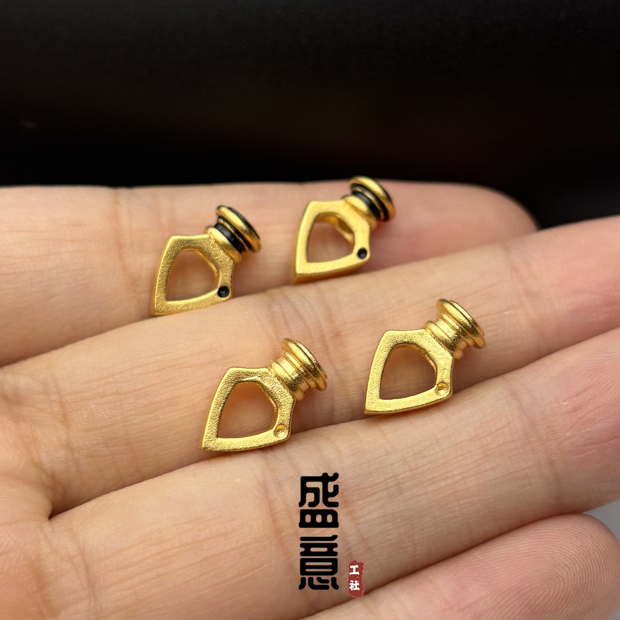 古法24K工艺黄金色三角箭头尾束三通佛塔弟子珠收尾塔帽diy配饰 - 实物图