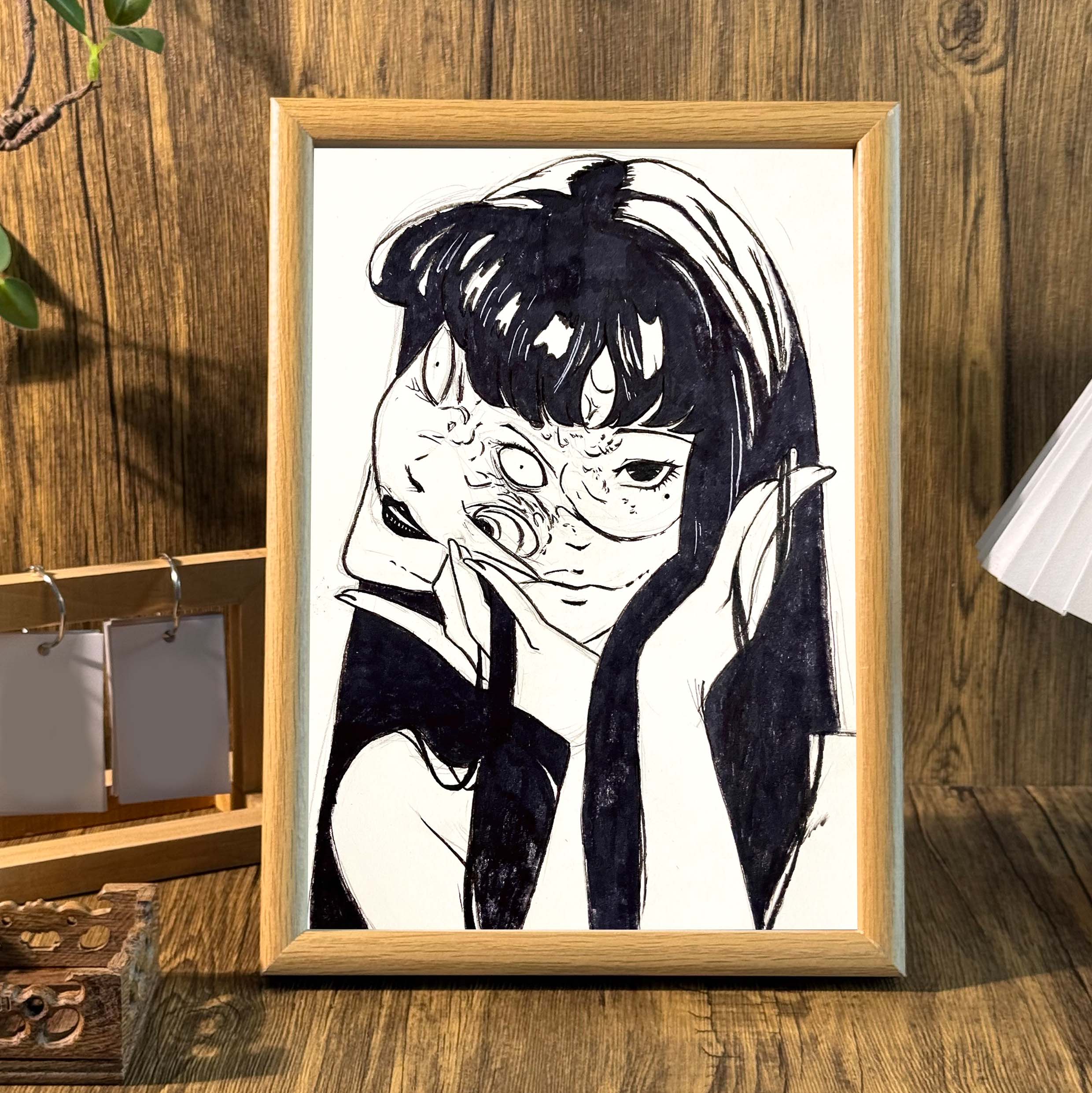 高校恶灵富江素描画风动漫相框宿舍漫展展厅桌面摆台墙面装饰挂画图片