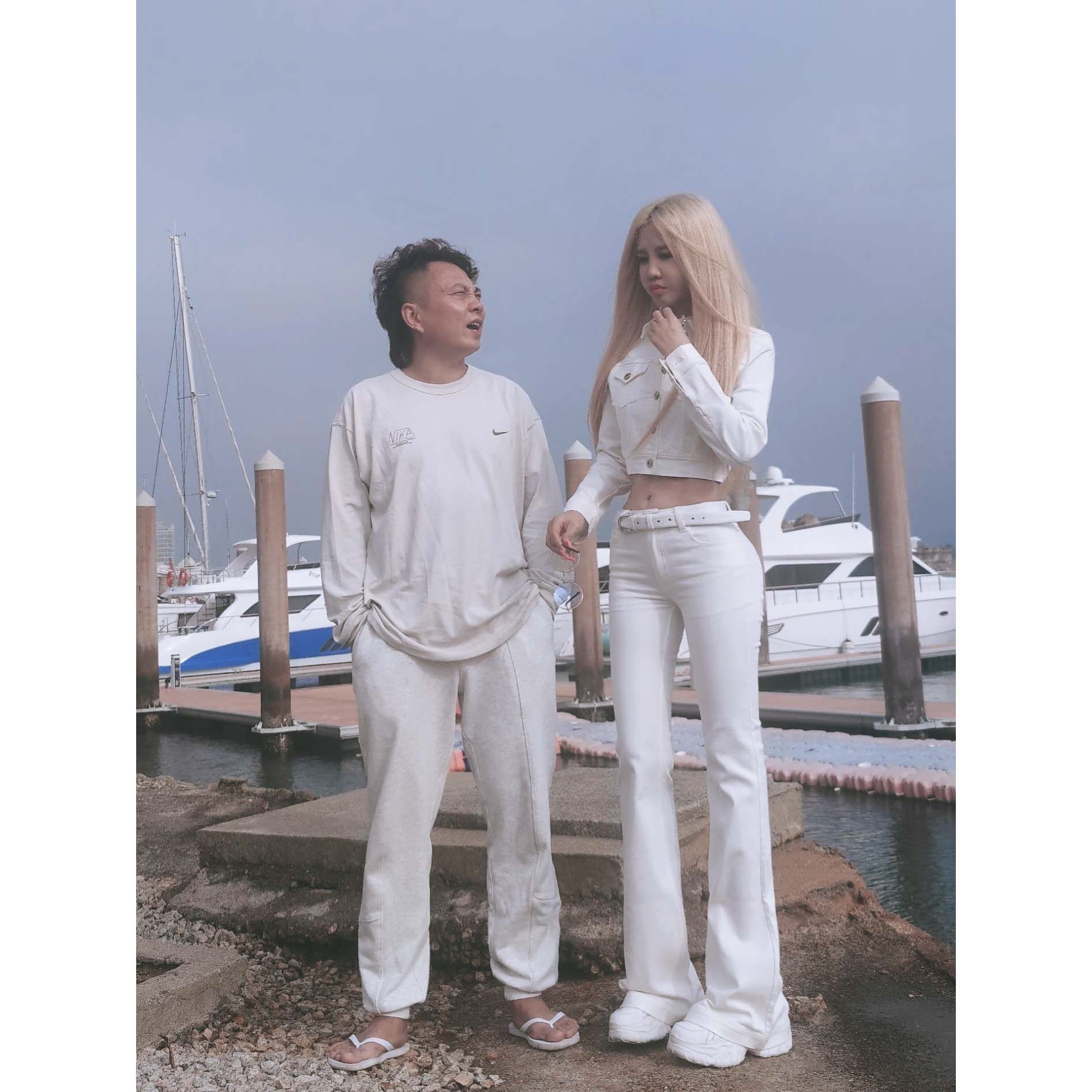 AOAOMISSSHOP鳌鳌【微喇叭】2025白色弹力紧身牛仔长裤女