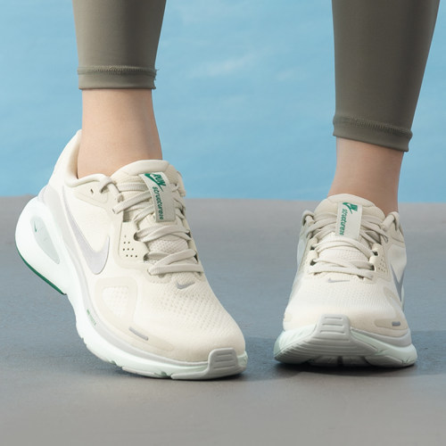 Nike女款STRUCTURE26透气跑鞋