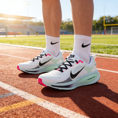 耐克男鞋迈柔NIKE VOMERO 18运动厚底缓震训练跑步鞋IM6676-104