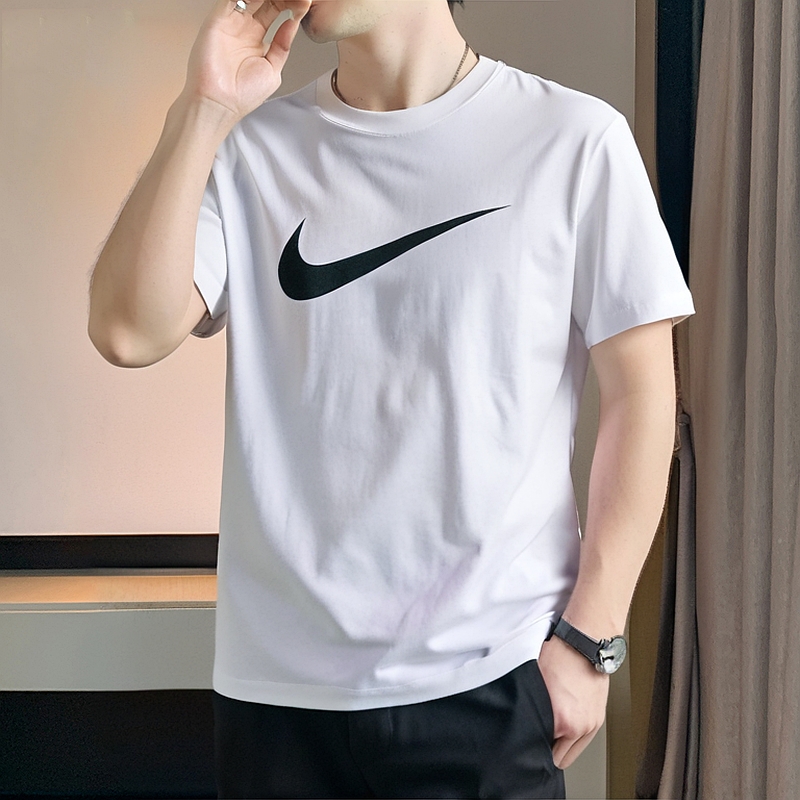 棉材质，印花logo；圆领短袖