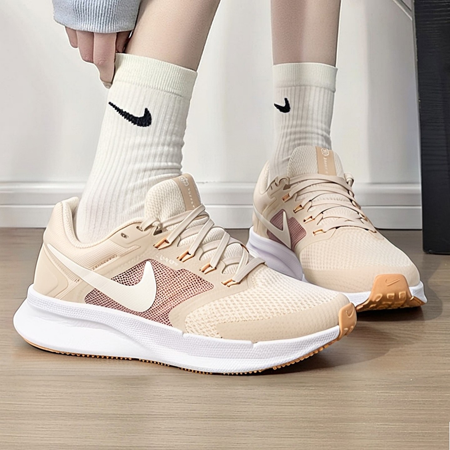 透气网面 缓震中底