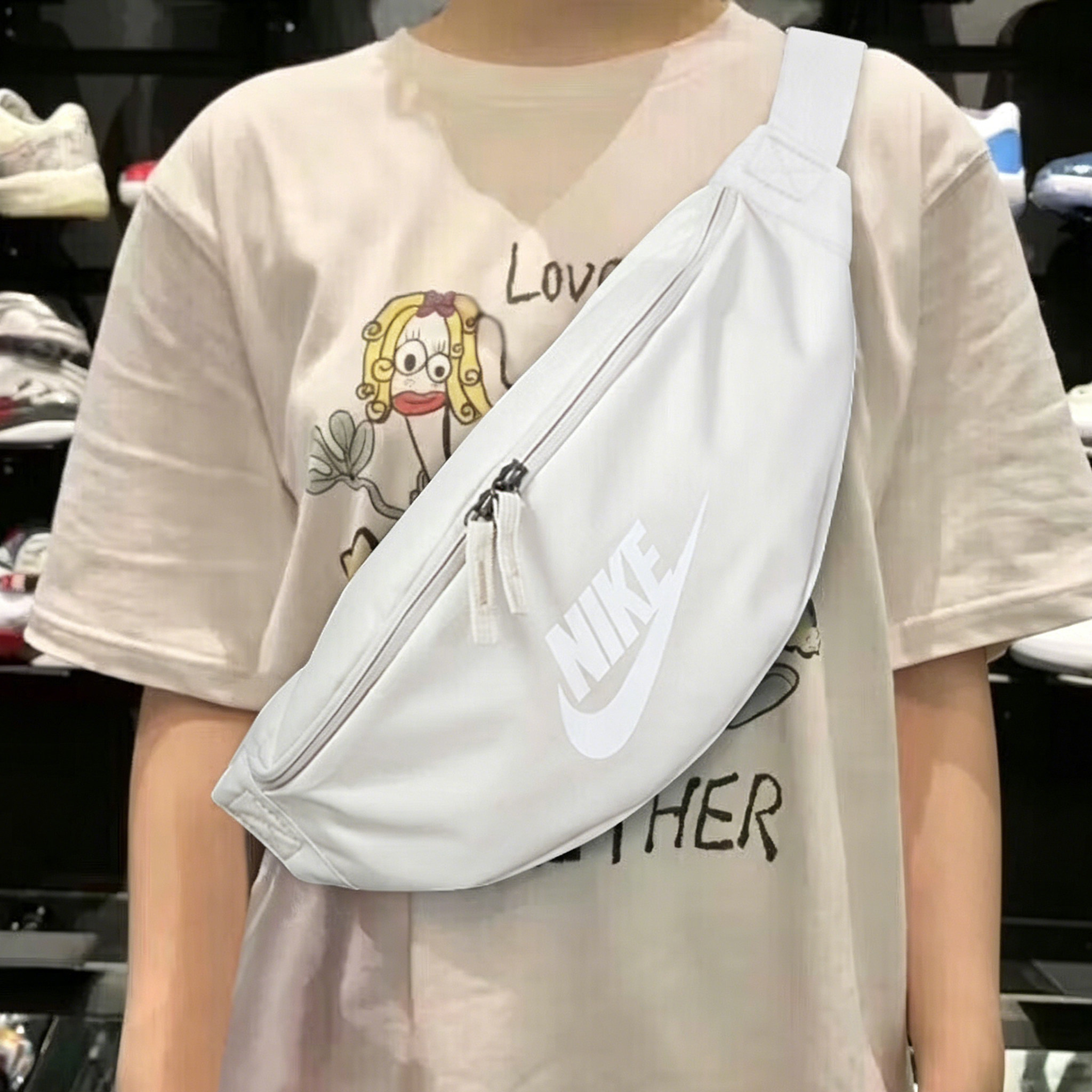 耐克斜挎包男女生26夏季新款运动包时尚女腰包手机包健身包单肩包