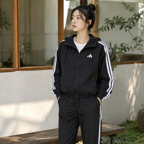 阿迪达斯女装连帽夹克2026新款
