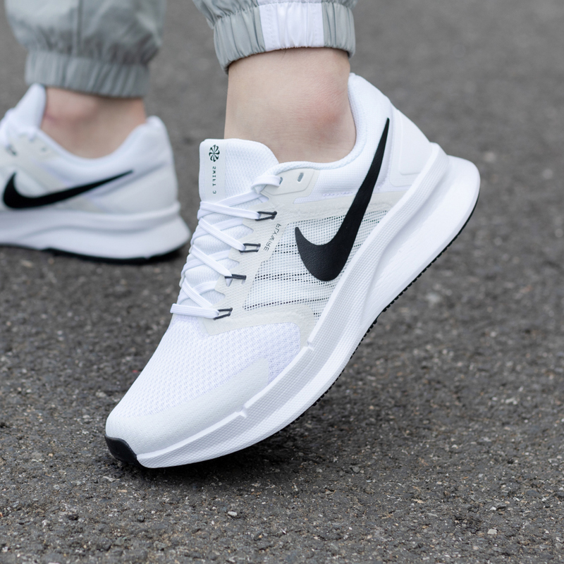 耐克NikeRunSwift3