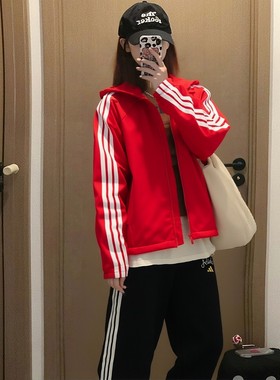 Adidas阿迪达斯红色新年款外套女款2026春节本命年保暖夹克KU8972