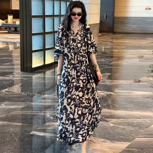 新款 印花连衣裙女夏季 今年流行独特漂亮洋气减龄裙子 V领中袖 法式
