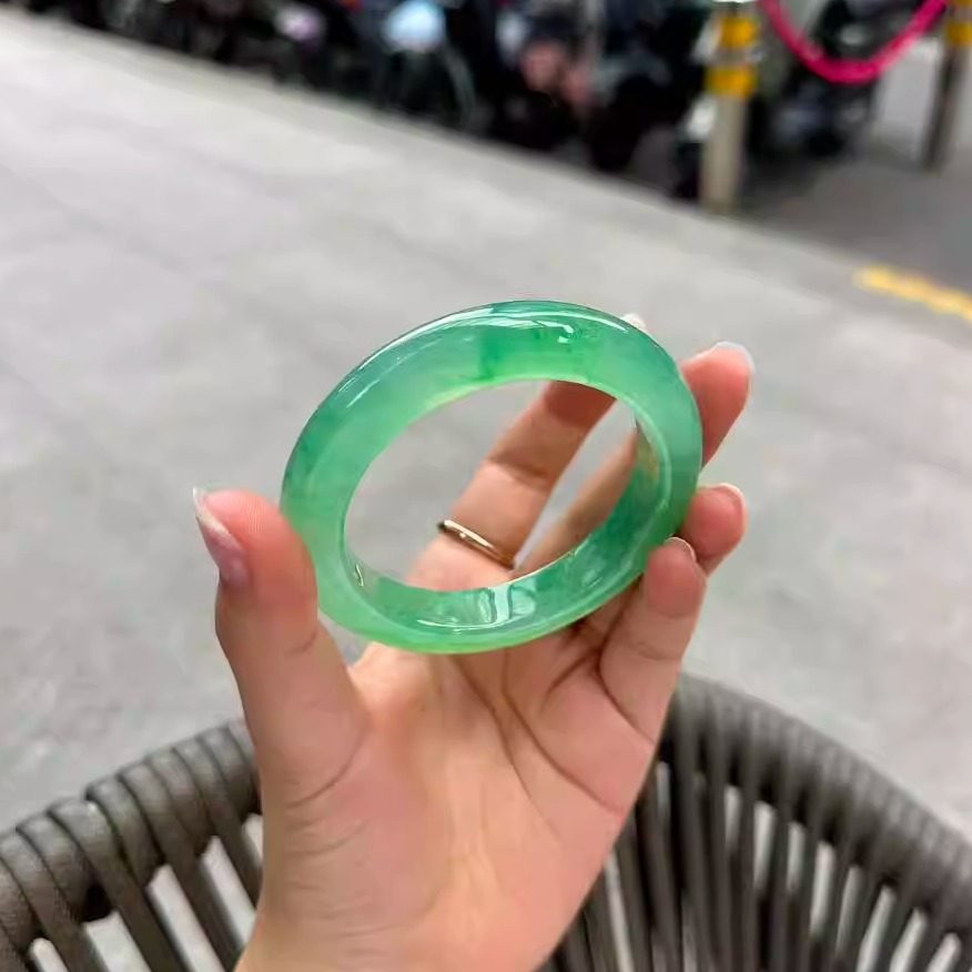 玉长情冰透飘花翡翠玉手镯子女款玉镯浅色绿女款贵妃镯步离镯处理