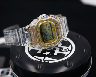 卡西欧G-SHOCK35周年限量版冰川金透明表带运动手表DW-5735E-7