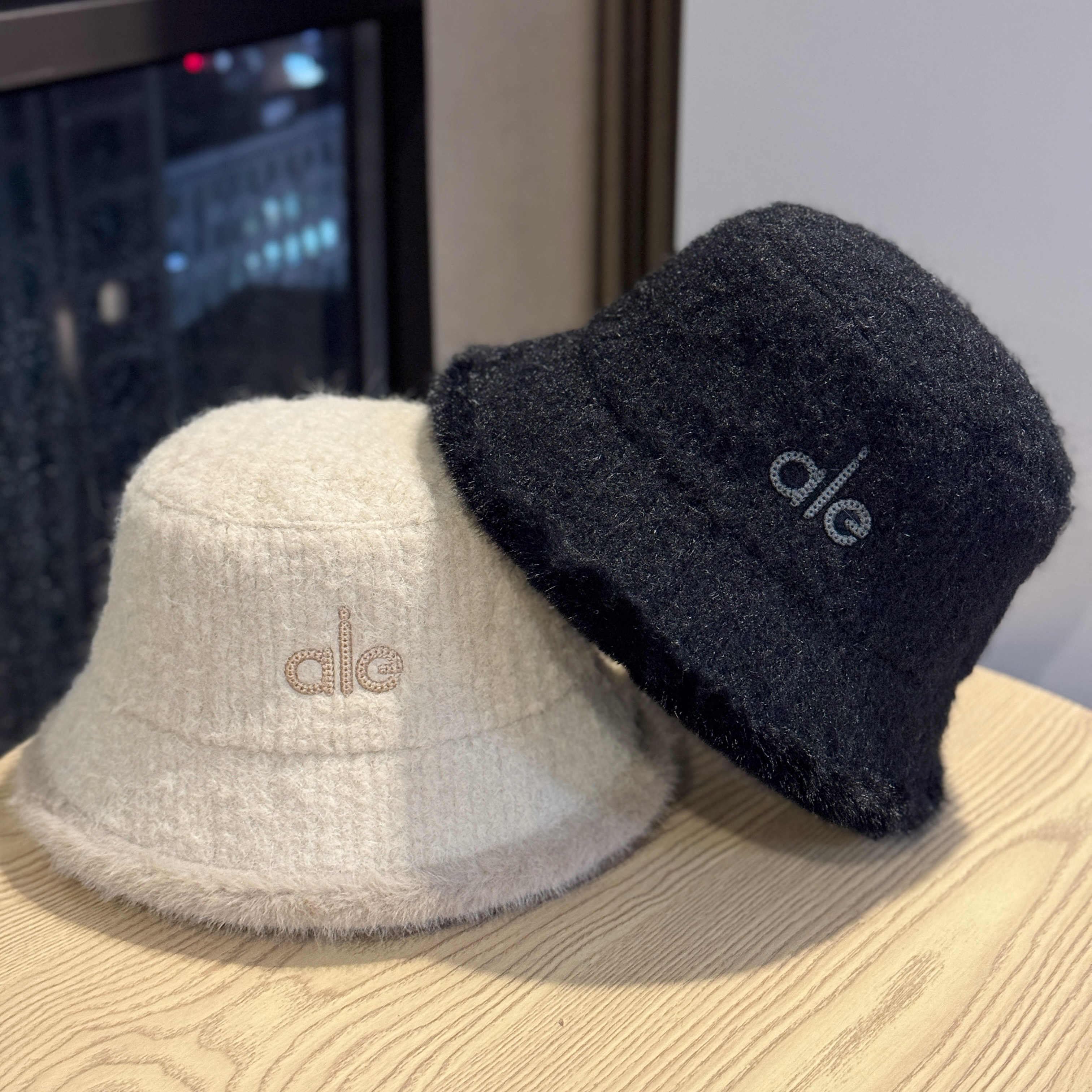 新款刺绣字母渔夫帽子女秋冬保暖显脸小毛绒帽时尚气质防寒盆帽潮