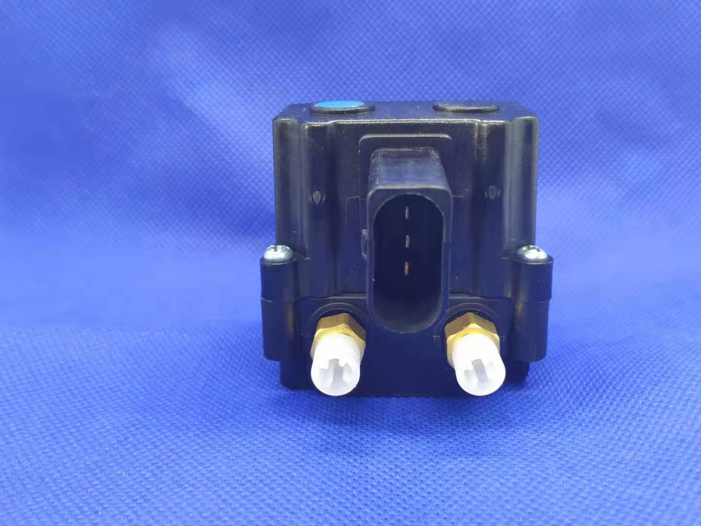 空气悬挂打气泵分配阀适用宝马X5E70 X6E71分配阀悬挂调节阀阀体