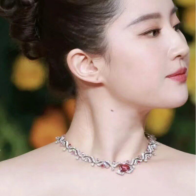 925银镀金豪镶刘亦菲珠宝展同款渐变培育合成红宝几何秋冬套链