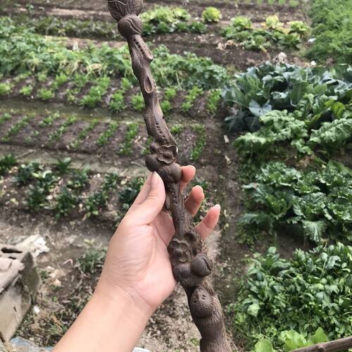 越南沉香木精雕灵猴献桃不求人挠痒痒按摩摆件实木整木文玩