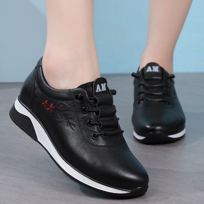 妈妈运动鞋中老年舒适真皮内增高女士休闲鞋中年刺绣大码健步鞋子