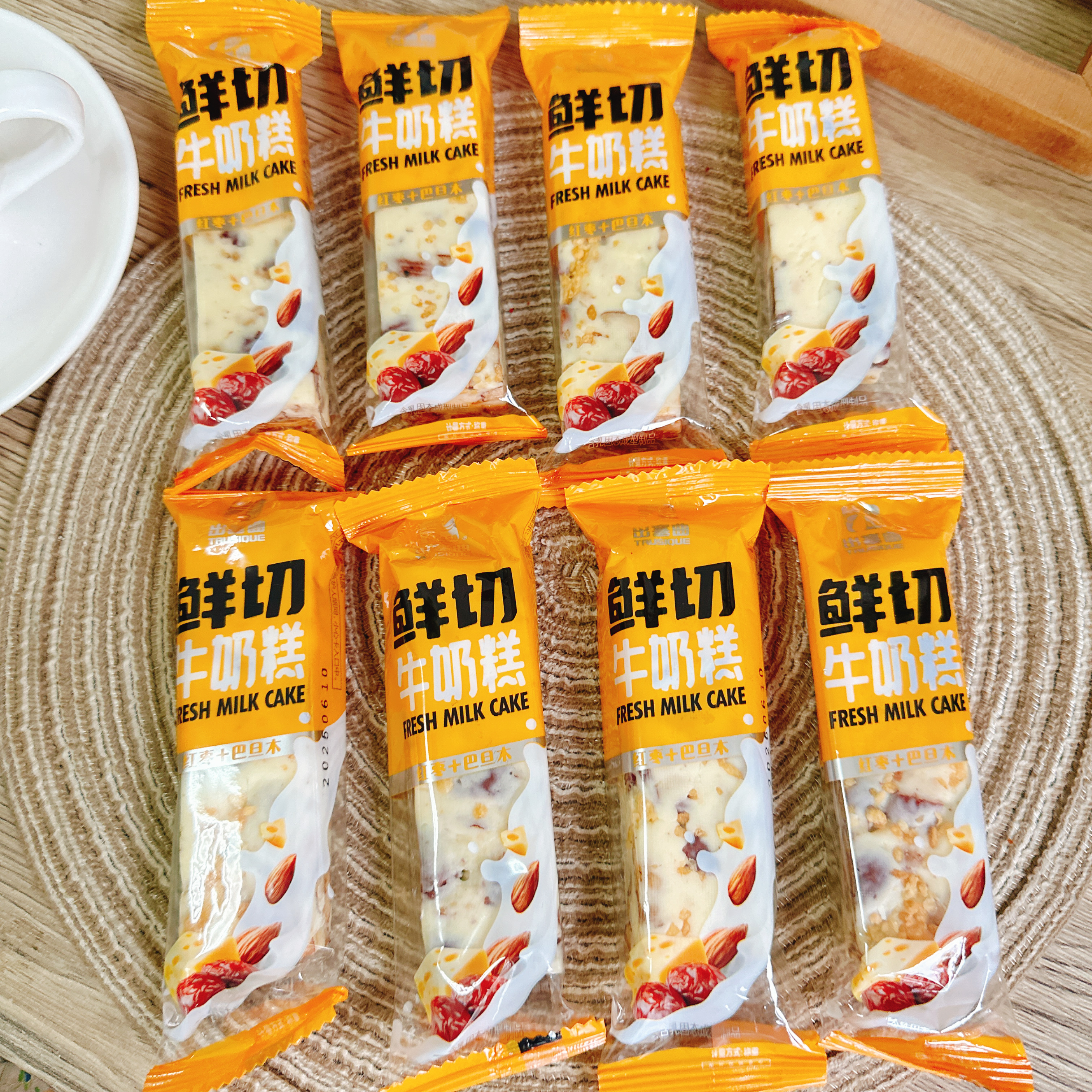 内蒙古特产出塞曲鲜切牛奶糕散装袋装巴旦木蔓越莓味果粒奶酪零食