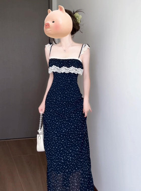 蓝色蕾丝拼接碎花吊带连衣裙子女早春2026新款法式绝美一字领长裙