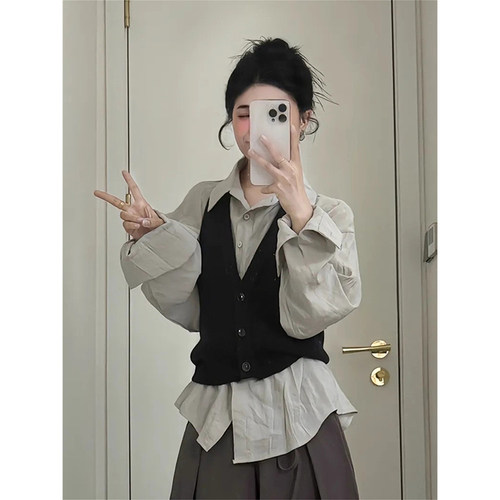 别致漂亮纯色POLO领单排扣长袖衬衫女秋季叠穿黑色针织马甲两件套