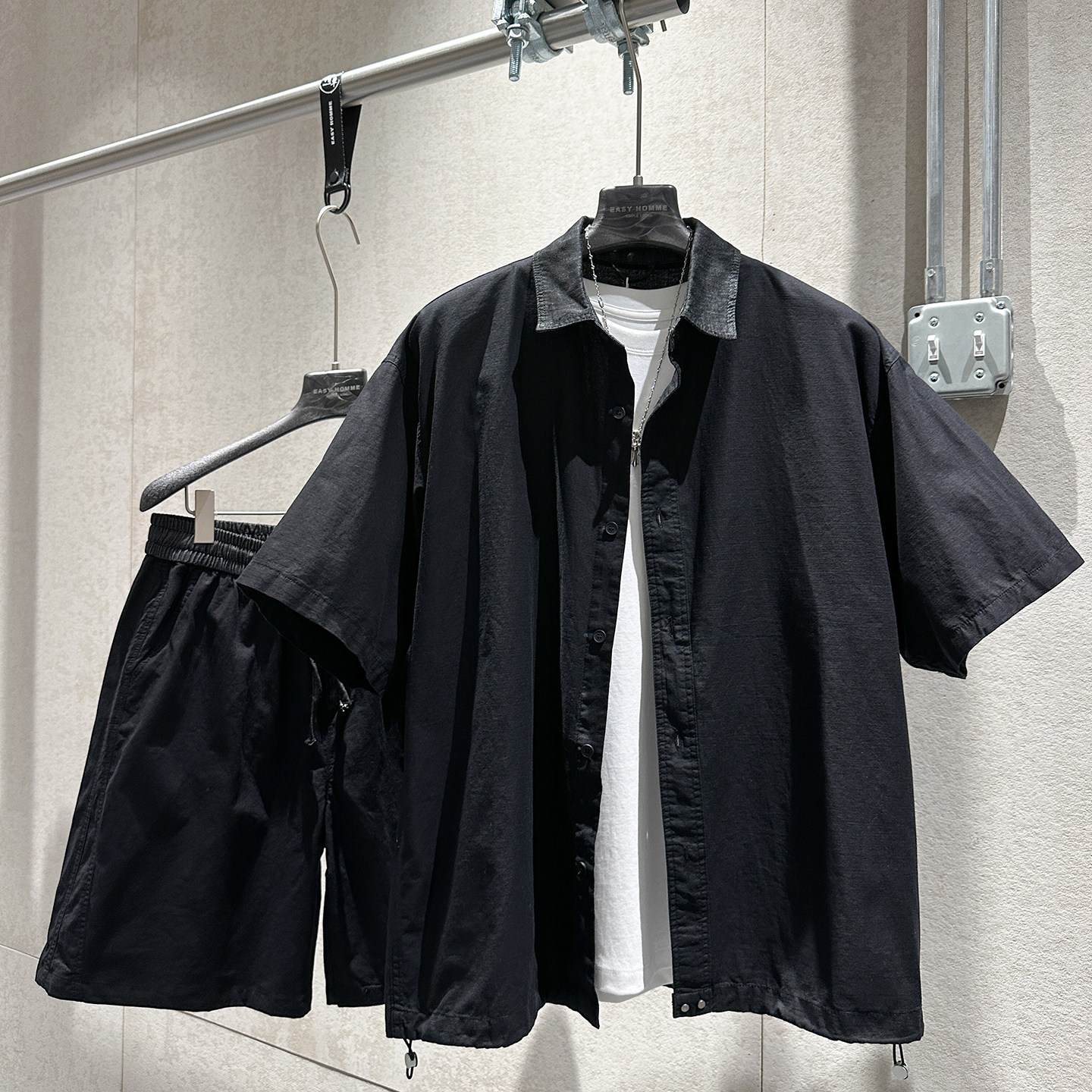 夏季单排扣设计拼接翻领短袖搭配撞色拼接宽松短裤时尚痞帅风套装