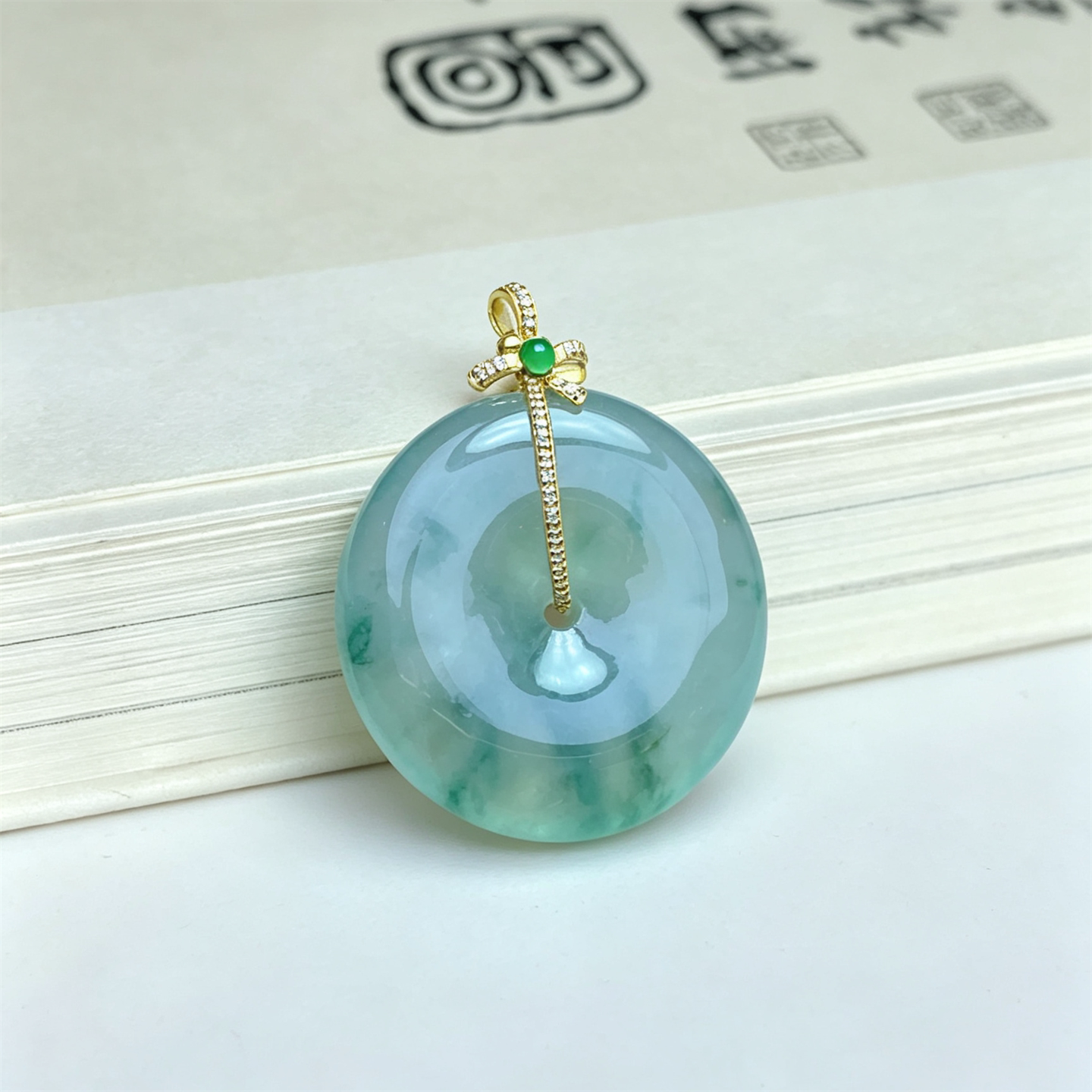 翠贵人18K冰种飘花平安扣吊坠