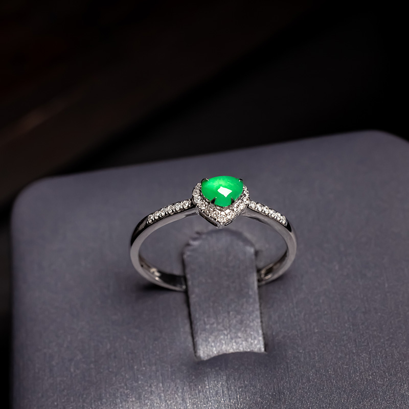 冰种阳绿爱心翡翠戒指