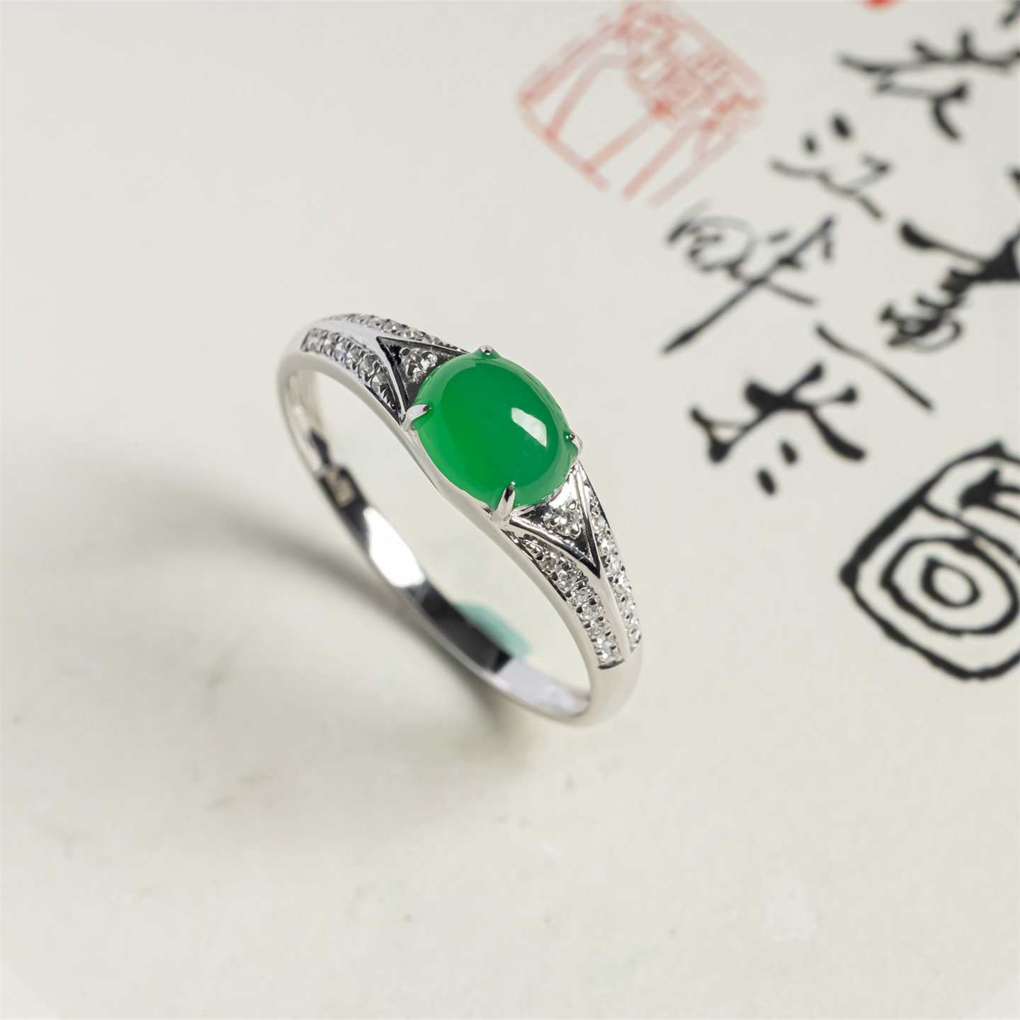 缅甸天然翡翠a货冰种阳绿蛋面高档戒指18K冰绿时尚女款冰绿戒指