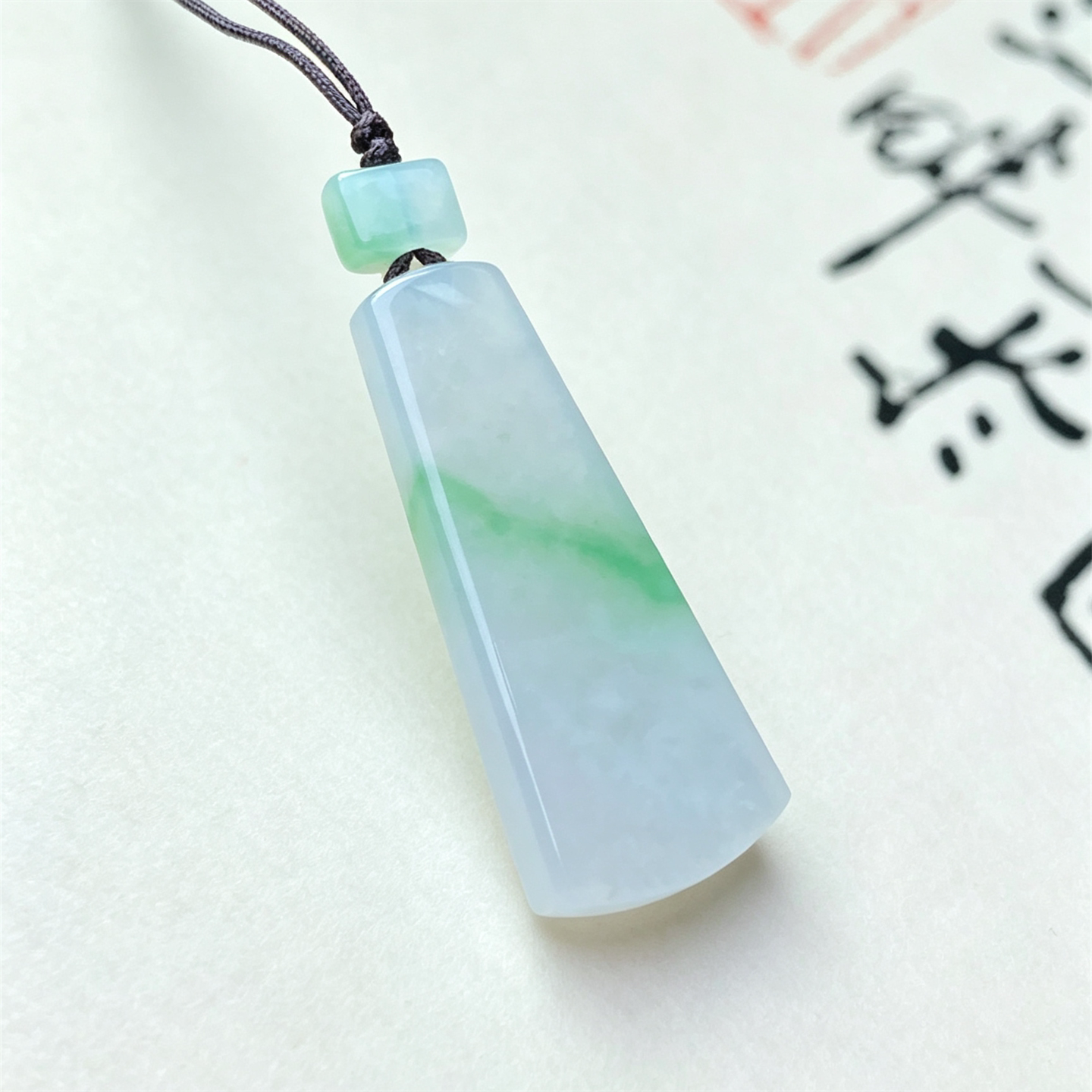 翠贵人冰糯种阳绿平安无事牌吊坠