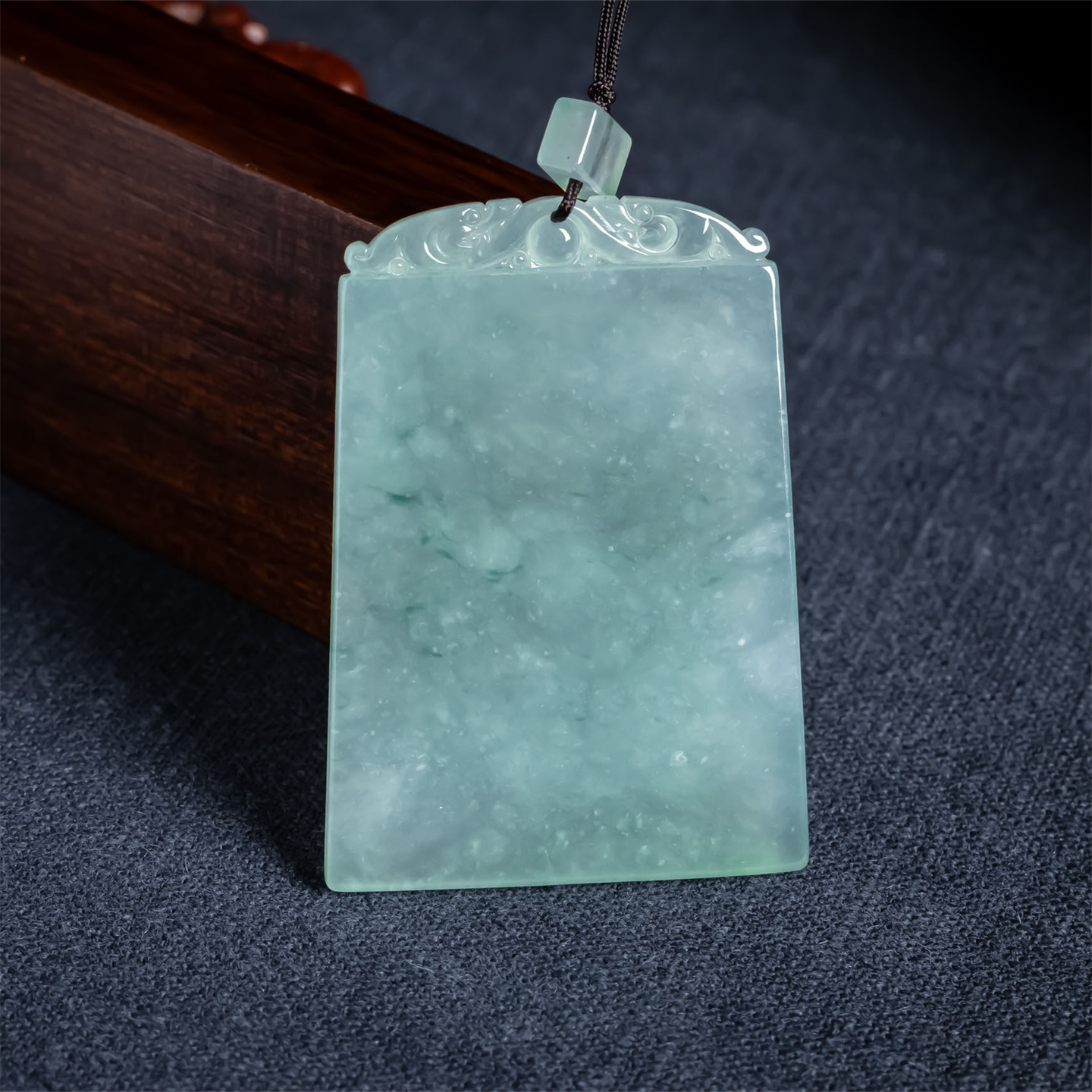 翠贵人浅绿冰种平安无事牌吊坠